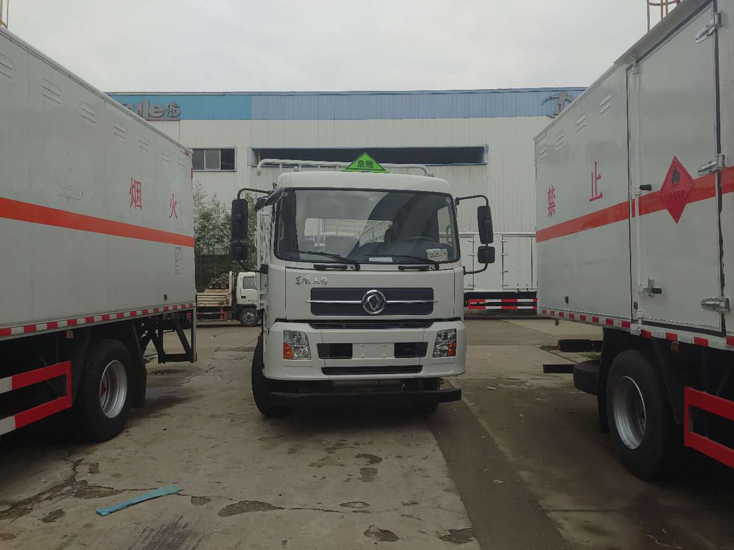 東風(fēng)天錦氣瓶運(yùn)輸車(chē)發(fā)往陜西榆林，加裝液壓尾板